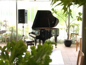 Cafe Spaceのピアノイメージ